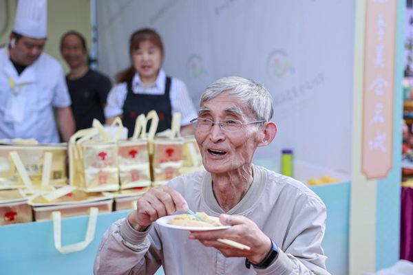 三亿体育app幼汤包各人产 第四届中国汤包美食文明节正在江苏靖江揭幕(图3)