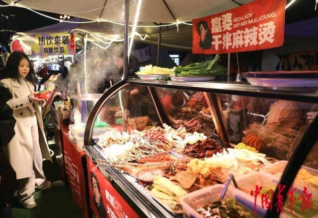 三亿体育：沉庆：新春夜市人气旺 美食飘香年味浓(图1)