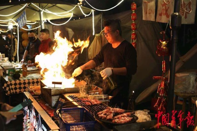 三亿体育：沉庆：新春夜市人气旺 美食飘香年味浓(图2)