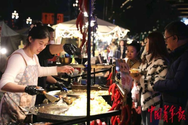 三亿体育：沉庆：新春夜市人气旺 美食飘香年味浓(图6)