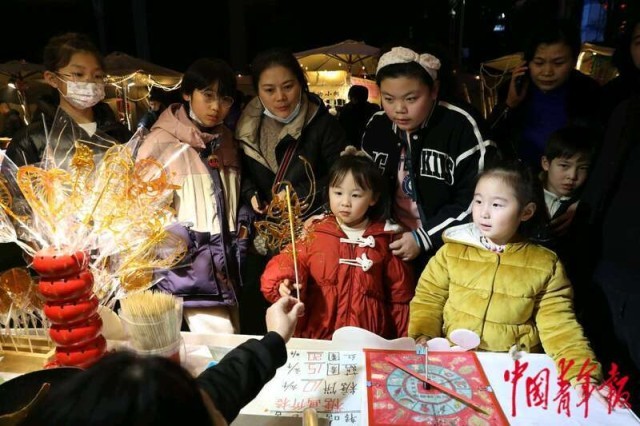 三亿体育：沉庆：新春夜市人气旺 美食飘香年味浓(图5)