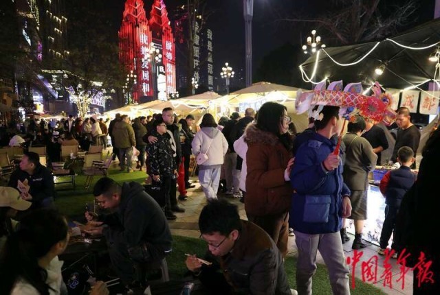 三亿体育：沉庆：新春夜市人气旺 美食飘香年味浓(图8)