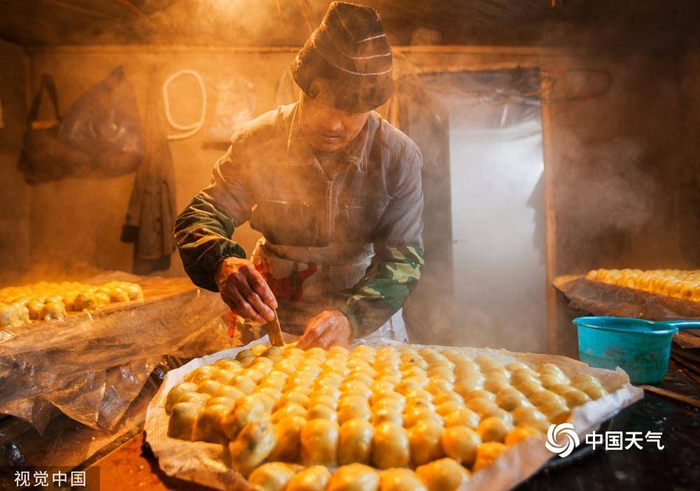 三亿体育：舌尖上的年味 各地春节美食盘货满满的故乡滋味(图5)