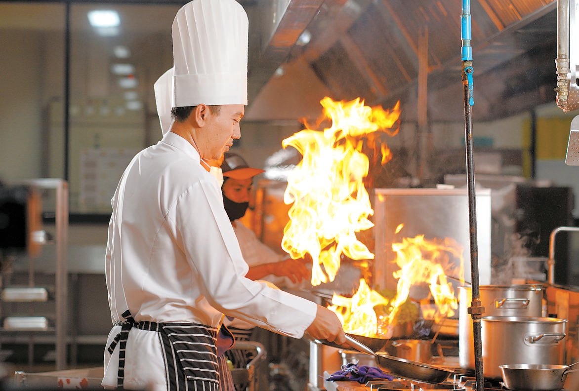 三亿体育app：铜梁：川渝两地美食“联手”预热“五一”餐饮市集