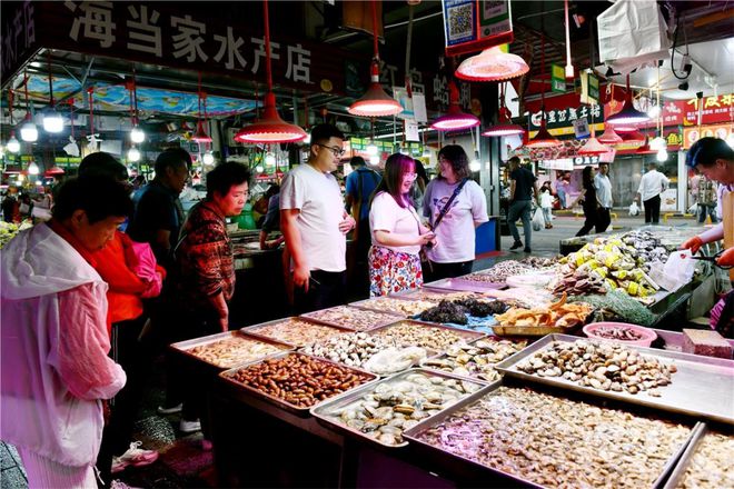 三亿体育app：这些“美食圈”统统推倒你的胃…… 市北美食“夜江湖” 越夜越飘香(图3)