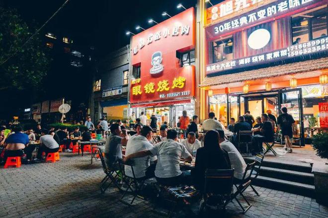 三亿体育app：这些“美食圈”统统推倒你的胃…… 市北美食“夜江湖” 越夜越飘香(图9)