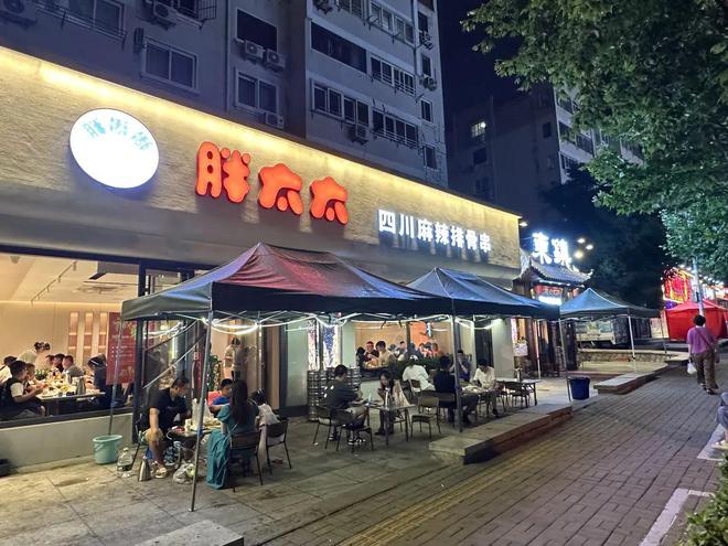 三亿体育app：这些“美食圈”统统推倒你的胃…… 市北美食“夜江湖” 越夜越飘香(图7)