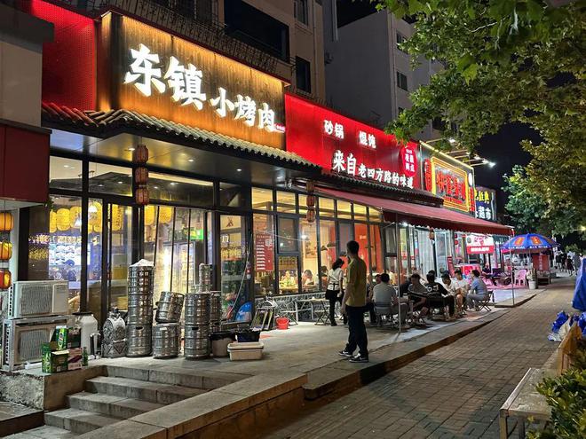 三亿体育app：这些“美食圈”统统推倒你的胃…… 市北美食“夜江湖” 越夜越飘香(图6)