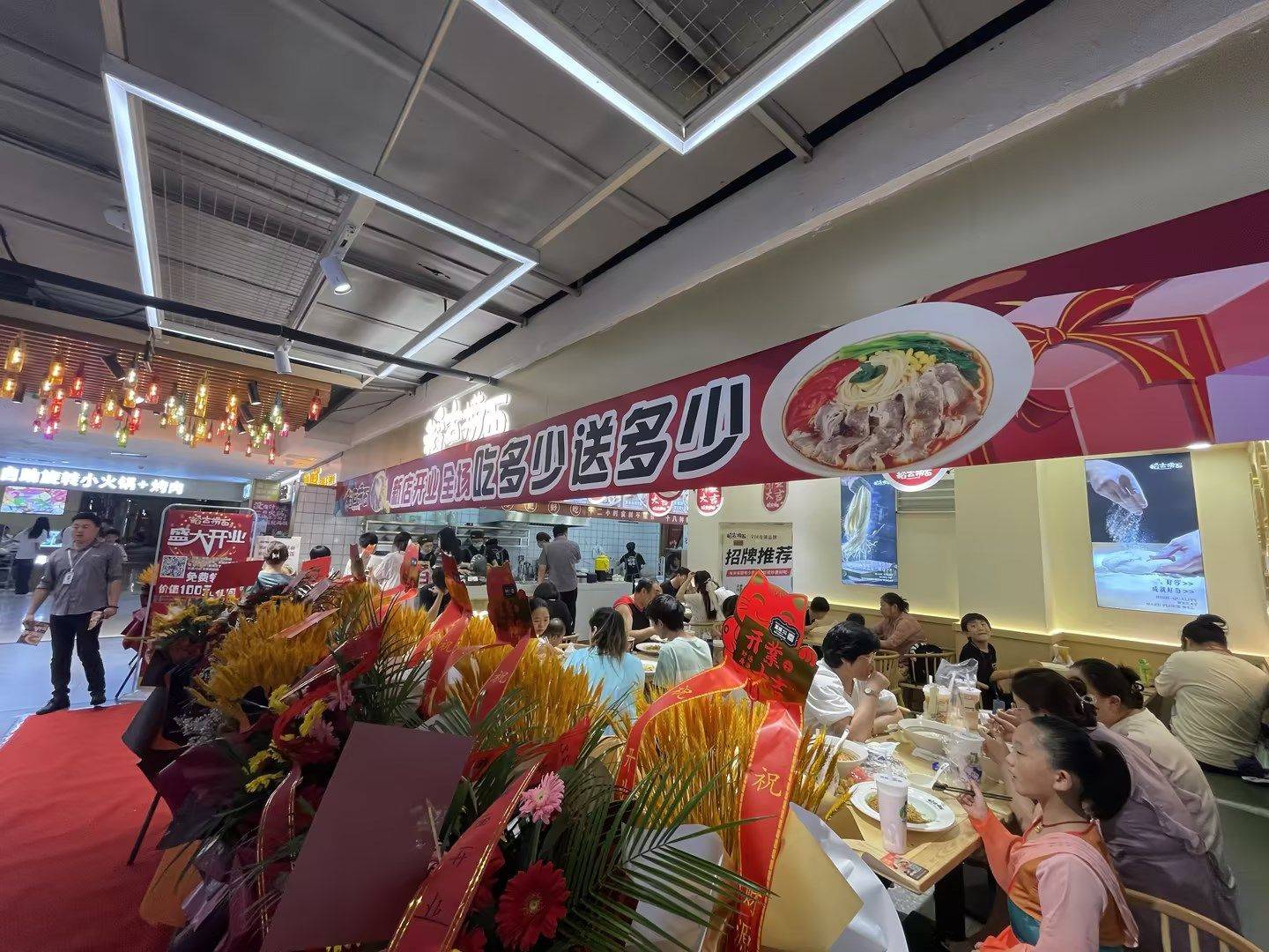 三亿体育官网：餐饮创业指南：若何获胜打造自身的餐饮帝国？(图1)